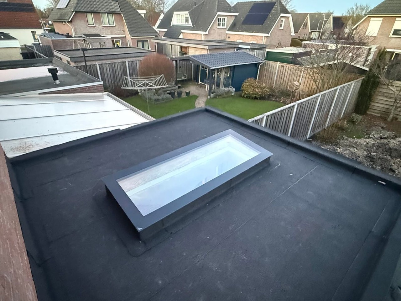 Afgewerkt bitumendak met daklicht